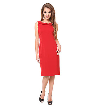 Червена рокля с V-образен гръб снимка