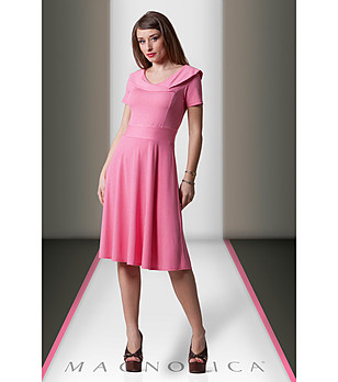 Розова рокля с ефектна яка снимка