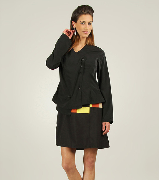 Черно сако с асиметрично закопчаване снимка
