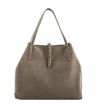 Кожена чанта в цвят таупе с ефектен релеф снимка