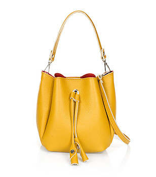 Жълта кожена чанта тип кошничка снимка