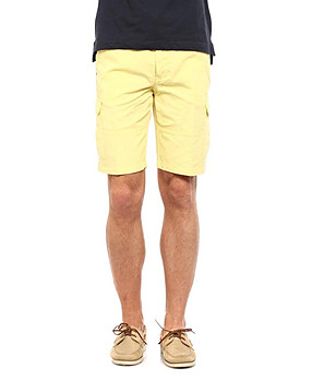 Мъжки къс панталон в жълт нюанс снимка
