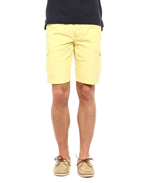 Мъжки къси панталони в жълт нюанс снимка