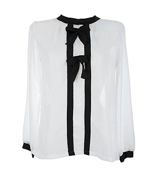 Ефирна бяла дамска блуза с черни елементи снимка