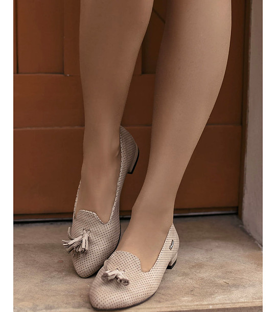 Дамски кожени обувки в бежово с перфорации Salvena снимка