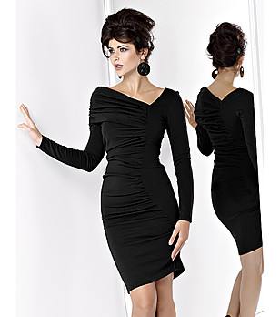 Стилна рокля с набори в черно снимка
