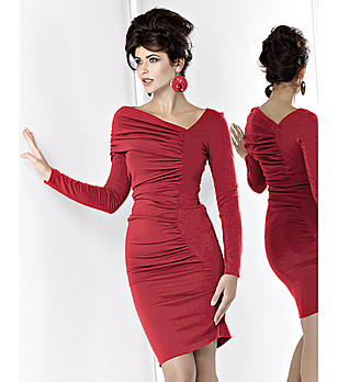 Стилна рокля с набори в червено снимка