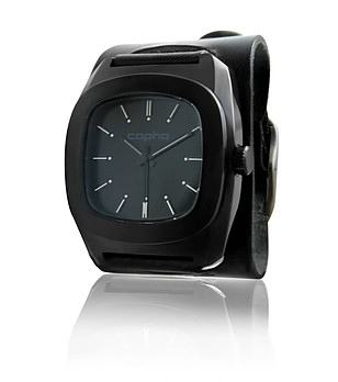 Черен часовник с квадратен циферблат снимка