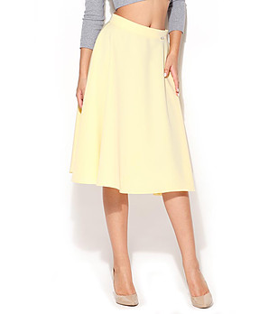 Пола в светложълто снимка