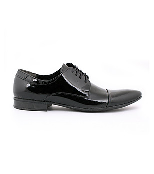 Черни лачени кожени обувки с връзки снимка