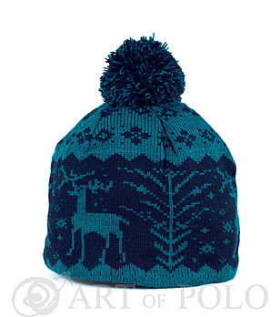 Синя шапка със зимни мотиви снимка