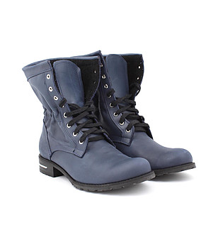 Тъмносини зимни боти снимка