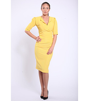 Жълта рокля с ефектно деколте снимка