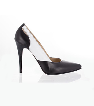 Дамски обувки в черно и бяло на ток снимка