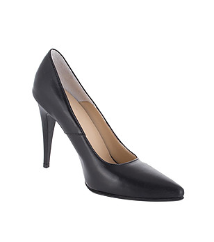 Черни дамски обувки на ток снимка