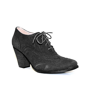 Черни дамски обувки на ток с връзки снимка