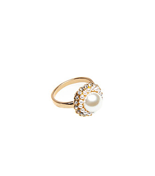 Златист дамски пръстен с бяла перла снимка