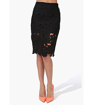 Черна пола с флорална декорация снимка