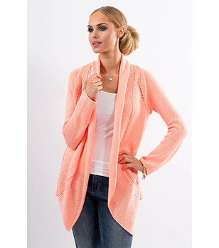 Плетена жилетка в нюанс на сьомга снимка