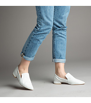 Бели дамски кожени обувки с релеф снимка