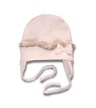 Памучна бебешка шапка в цвят екрю с панделка снимка