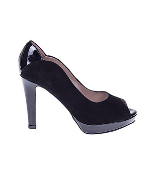 Черни дамски велурени обувки на ток снимка