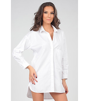 Дълга широка бяла риза снимка