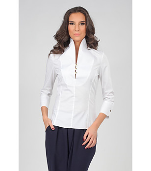 Бяла блуза с висока яка снимка