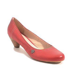 Червени дамски обувки на ток снимка