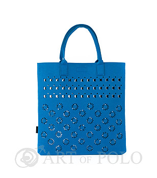 Синя дамска чанта с перфорации снимка