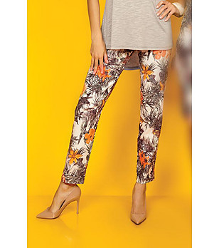 Дамски панталон в цвят екрю с флорален принт Kari  снимка