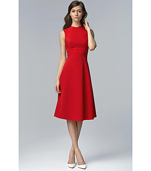Червена рокля с елегантен дизайн снимка