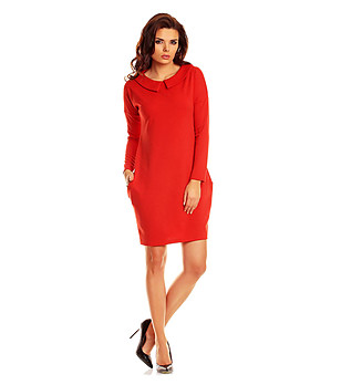 Червена рокля с ефектна яка снимка