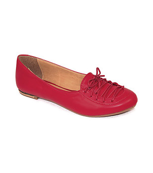 Червени обувки с връзки снимка