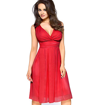 Червена рокля в макси размери с тюл снимка
