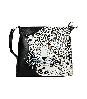 Черна кожена дамска чанта с ръчно рисуван леопард снимка