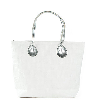 Бяла дамска чанта със сребристи дръжки снимка