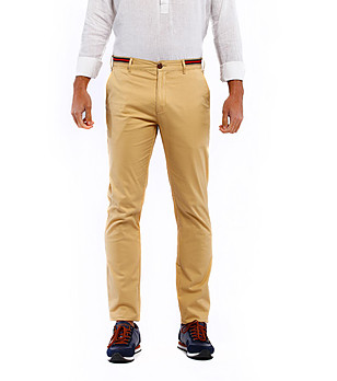 Памучен мъжки панталон в камел цвят снимка
