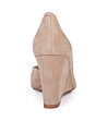 Бежови дамски велурени обувки с асиметричен дизайн -4 снимка