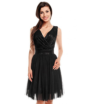Черна рокля с тюлена долна част снимка