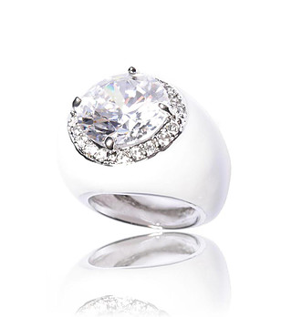Бял пръстен с кристал La Larmoyante снимка