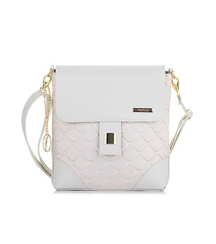 Дамска чанта в цвят крем за рамо снимка