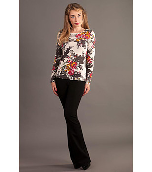 Комплект от блуза с флорален принт и черен панталон снимка