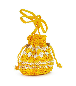 Плетена чанта в жълт нюанс снимка