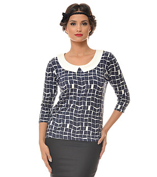 Тъмносиня дамска блуза с бяла яка снимка