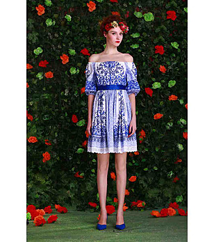 Рокля в бяло и синьо снимка