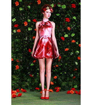 Копринена рокля в розови нюанси снимка