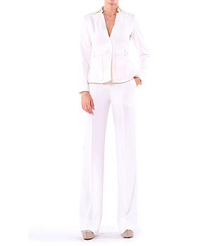 Бял дамски костюм от сако и панталон снимка