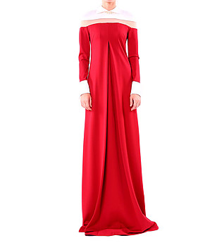 Дълга червена рокля с бели елементи снимка