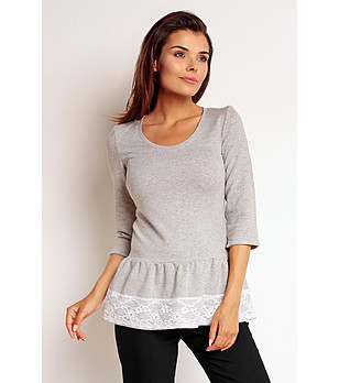 Сива дамска блуза с бяла дантела снимка